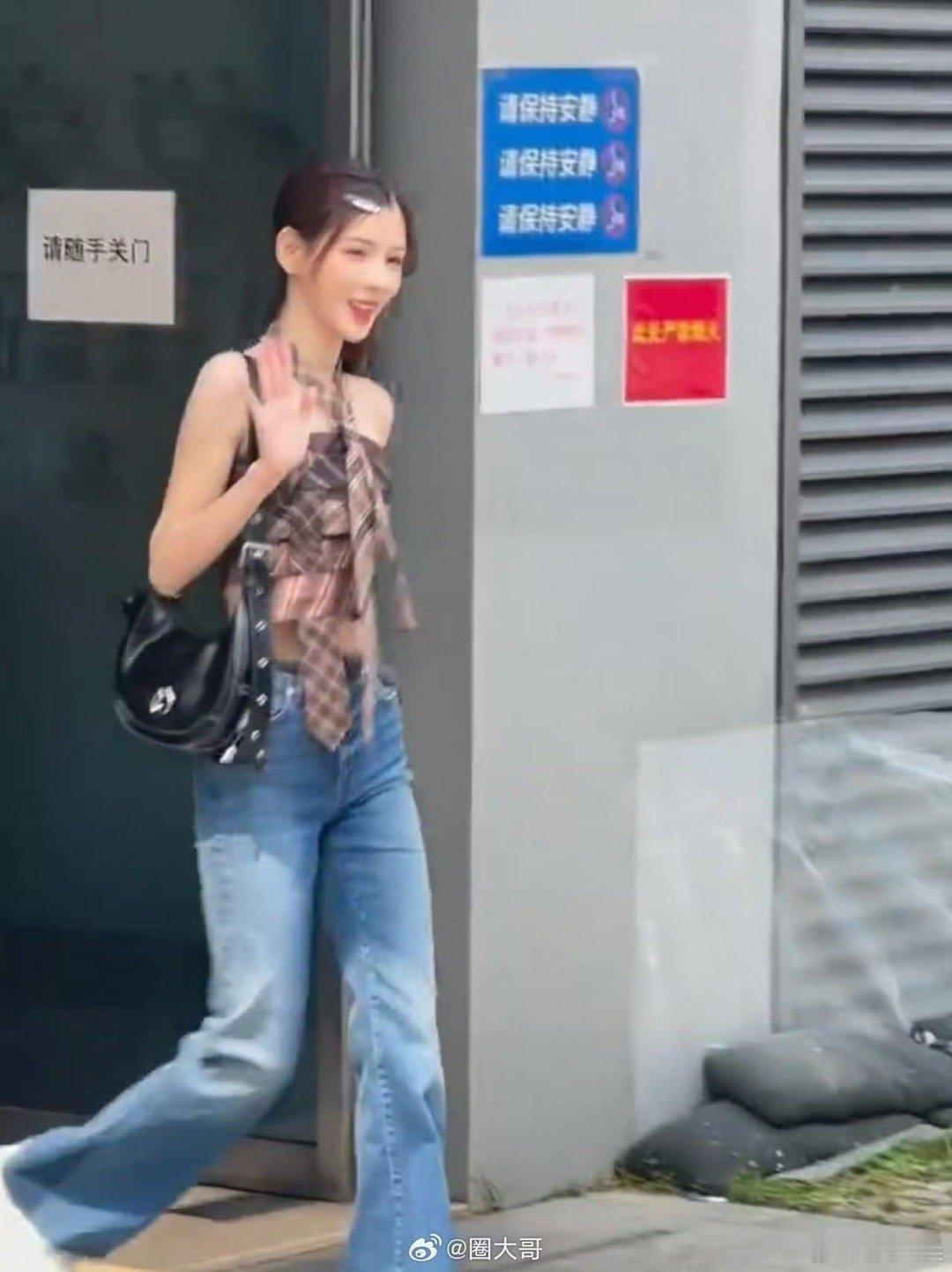 张予曦毕雯珺合体录制hi6路透今日份颜值暴击请查收！张予曦毕雯珺hi6上班路透