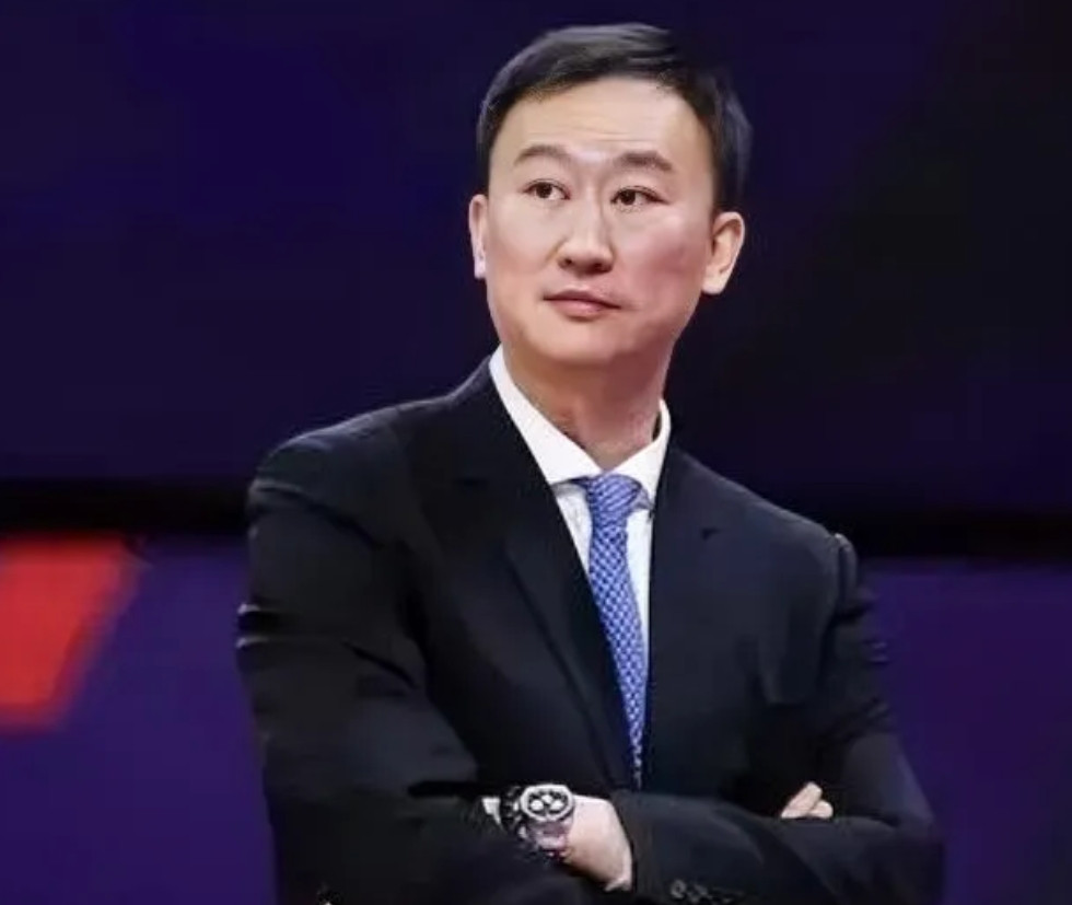 青岛男篮主教练刘维伟与妻子李艳官宣离婚。李艳在社媒爆料，她已和刘维伟分开，两个