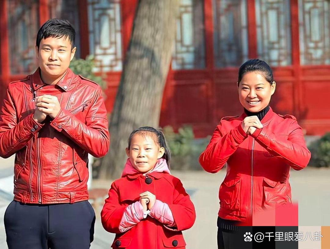 沈佳润真是女大十八变长开了的典范，很多人看了他小时候照片觉得她肯定动了刀子，但是你仔细看，眉眼简直和