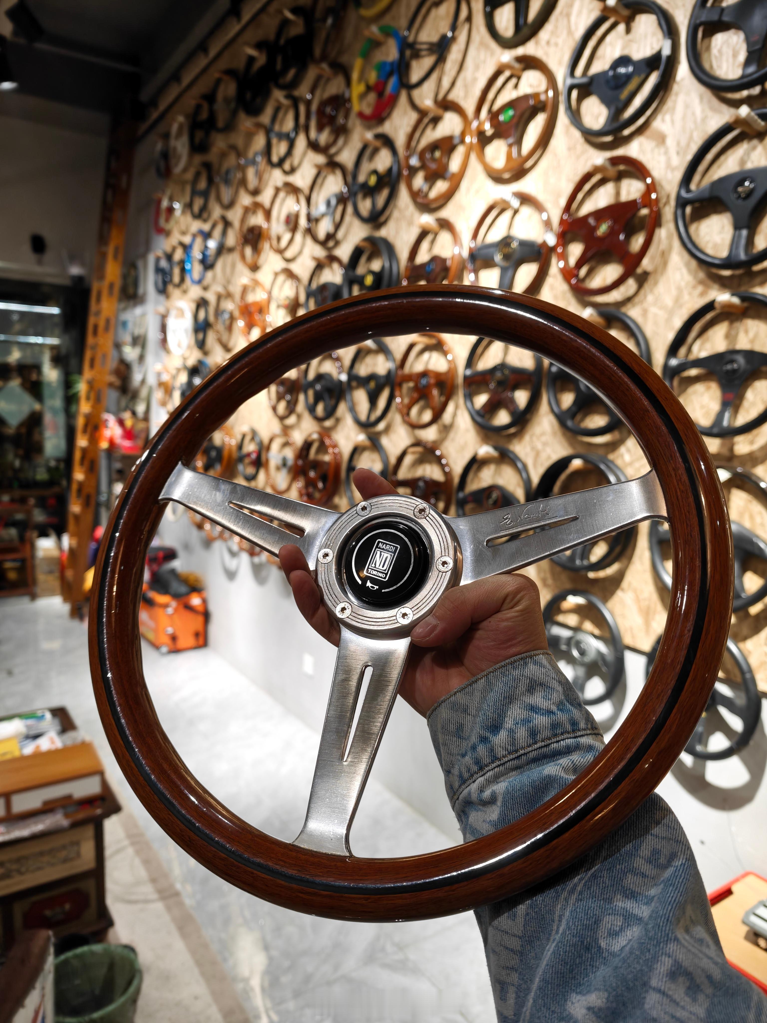 这些老物件真招人喜欢呀。淘了个跟自己年纪差不多大的nardi方向盘，嘿嘿。