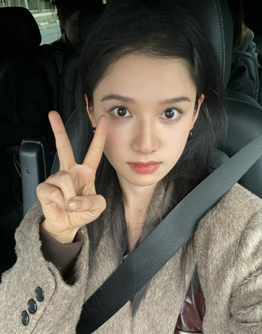 张婧仪labubu呲牙笑，无滤镜生图直出，张婧仪就是硬美～​​​