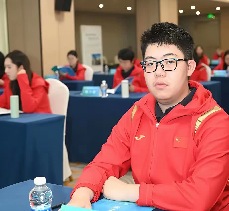 被棋迷寄予厚望的17岁小魔童孟繁睿在第八轮同尹昇握手言和，尹昇、赖理兄、孟繁睿同