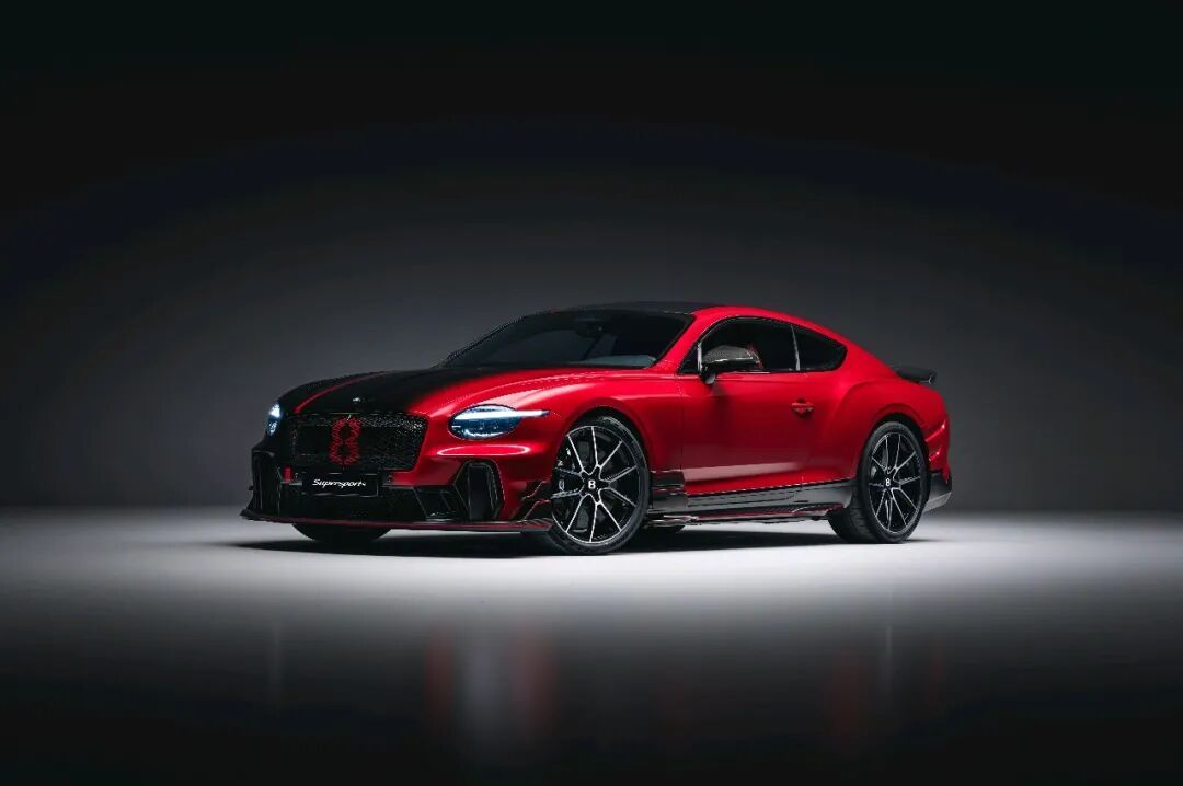 宾利Supersports是欧陆GT家族中最硬核的版本，搭载双涡轮增压V8发动机