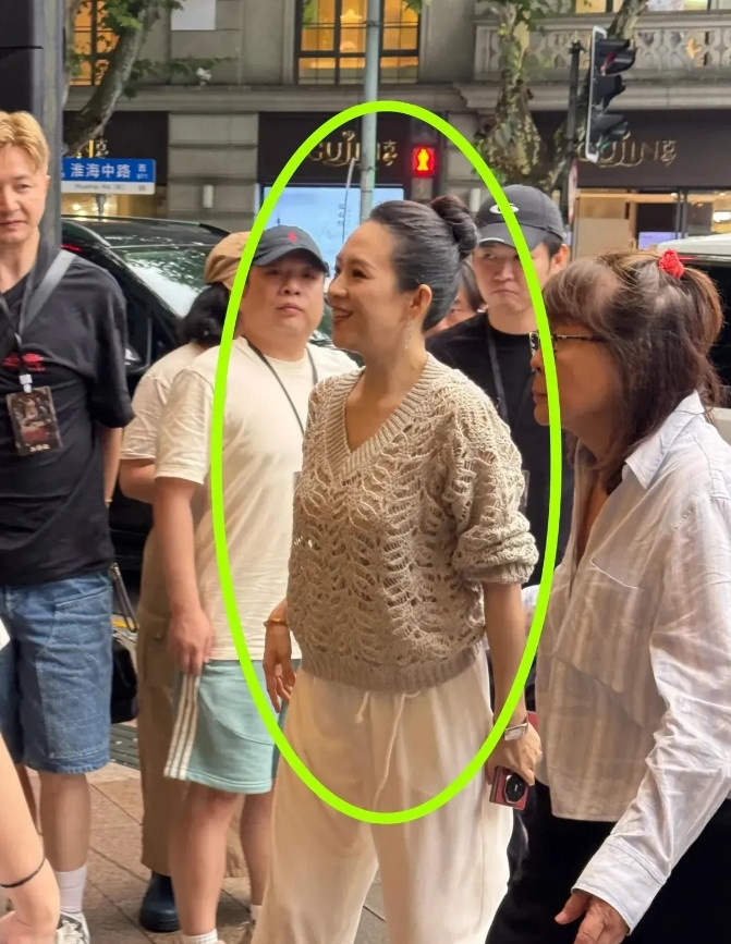 不怪后面的大叔一脸爱慕，确实风韵犹存。