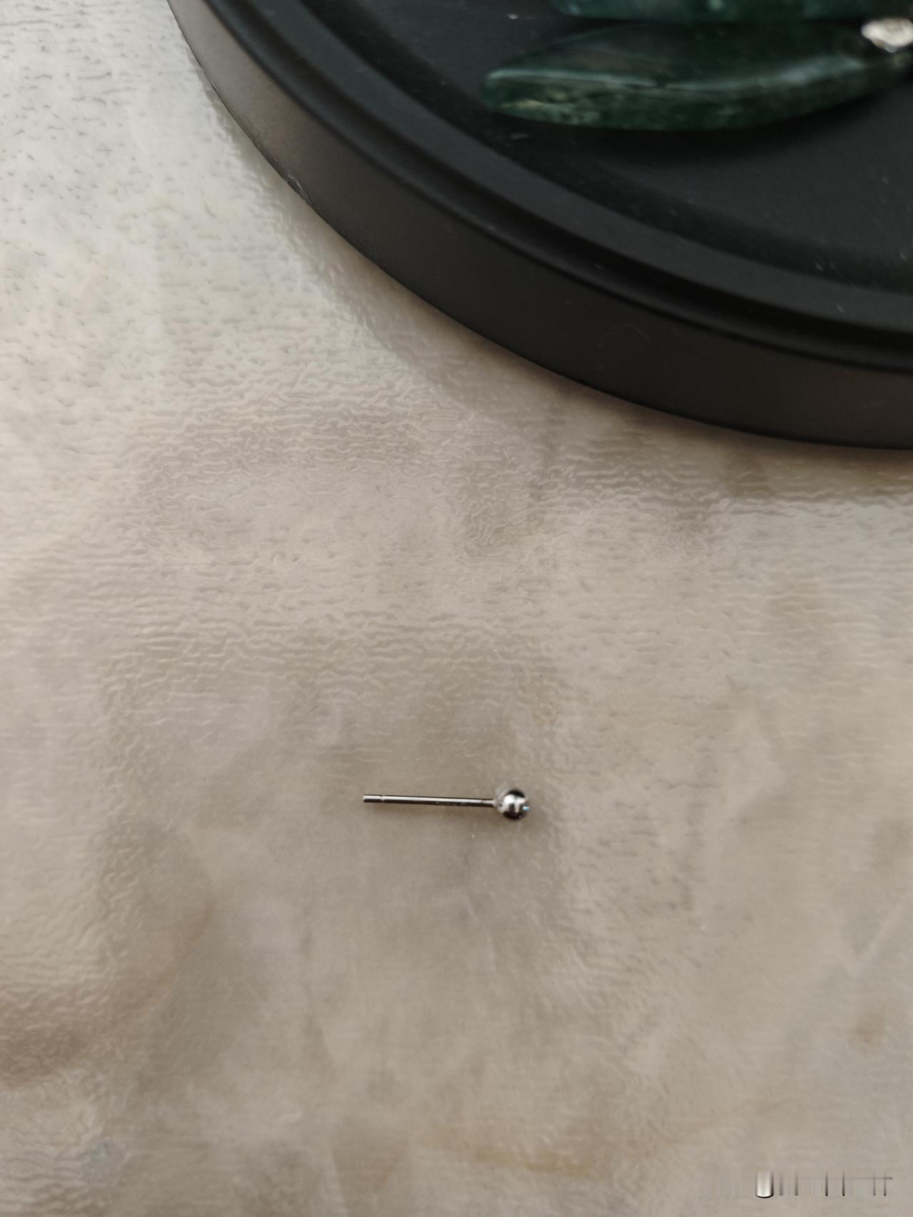 2023年的某一天，我给姑娘换耳钉，手一滑这只就不见了，只听到钉钉两声清脆落地的