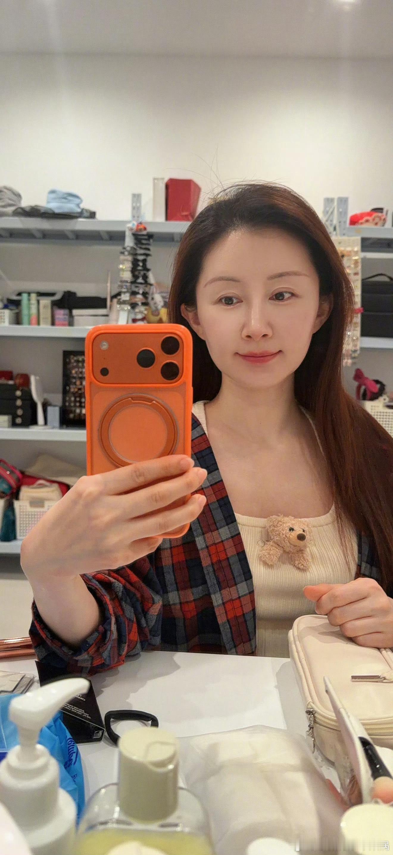 38岁的舒畅因为一组活动生图登上热搜，网友感叹童年女神的灵气似乎不在了。9月19日，她本人晒自拍回应