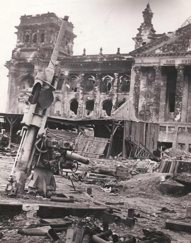 1944年，美军轰炸东京6个月，扔了一万多吨炸弹，可日本工厂照常生产，美军还损失