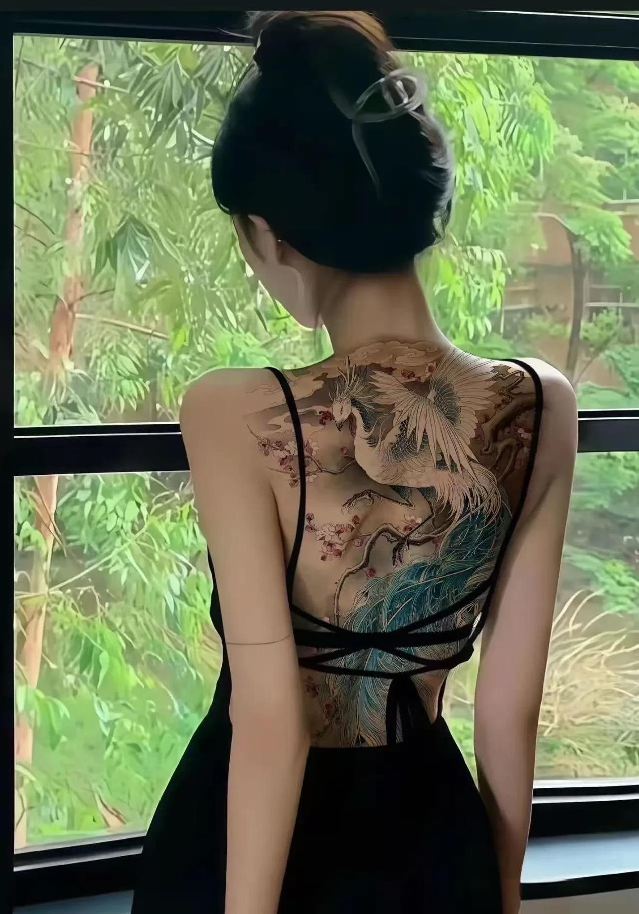 这个男生太犀利了！男生指责女友纹身不对，女生反驳：“什么年代了，还这么死板？纹身