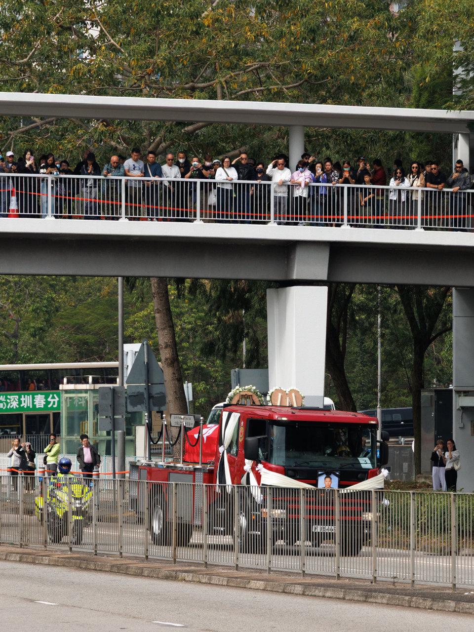 大埔宏福苑火灾独立委员会举行首场听证会，会上亦揭示了殉职消防员何伟豪的死因！