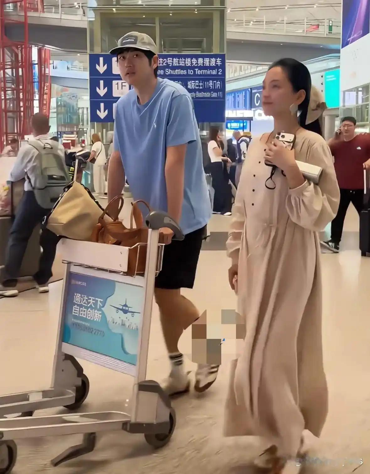 金莎孙丞潇现身机场，两人年龄差明显，金莎素颜拄拐杖孕相明显