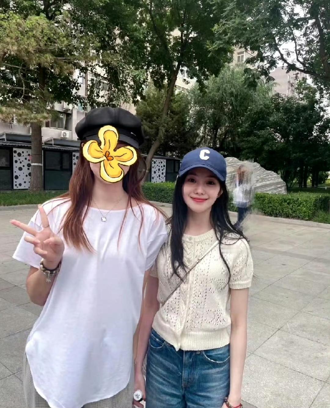 刘浩存怪不得能火，这个合照也太青春了吧，妥妥的女大学生啊！明星真不是一般人能当的