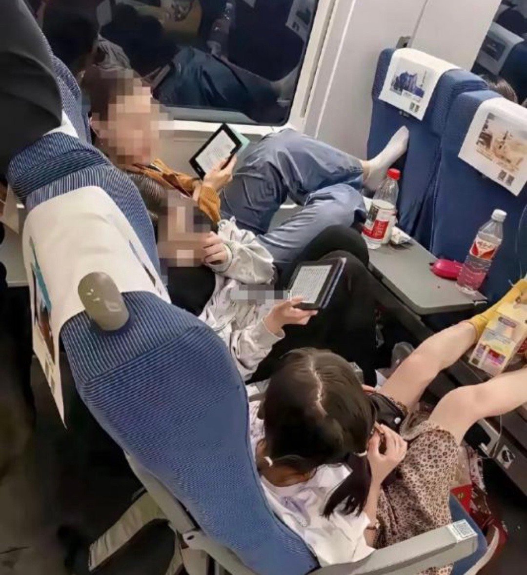 高铁上这一幕，你们不会脸红吗