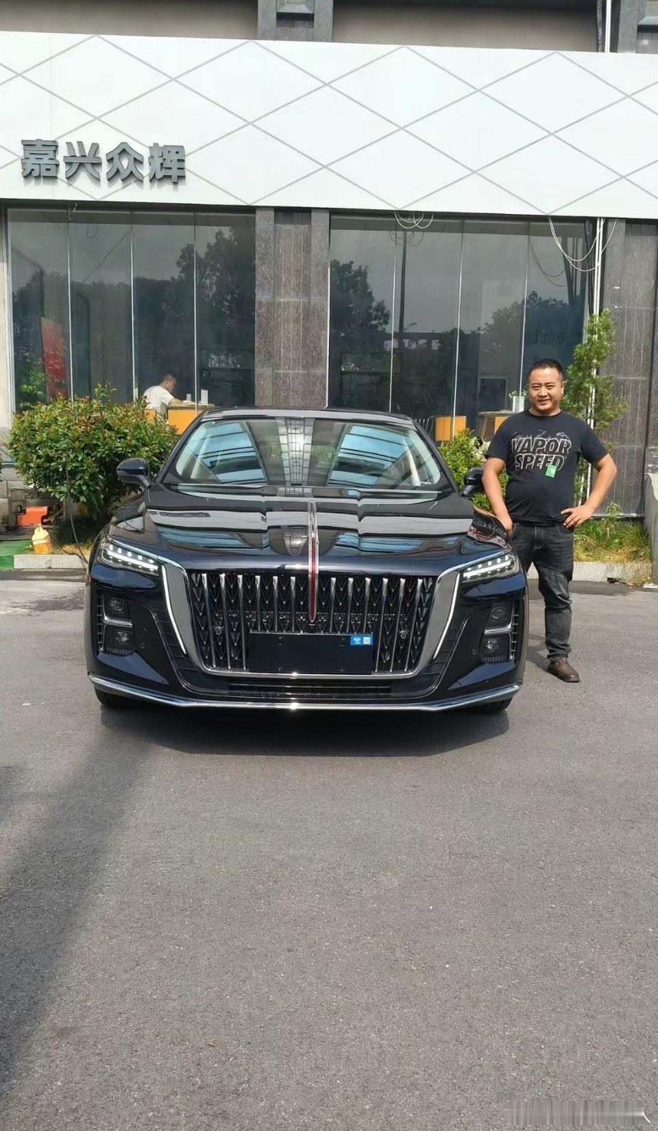昨天陪亲戚去提了辆红旗H5。亲戚原本预算20万，看了些合资车都不太合心意，最后选