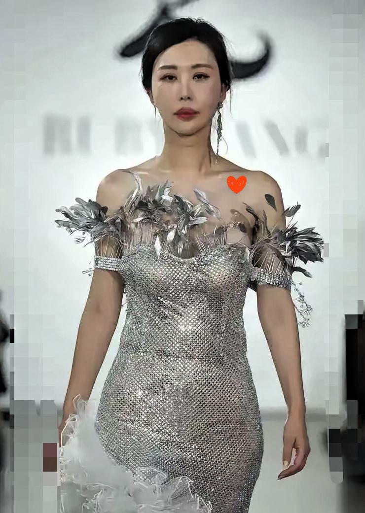 万科创始人王石的小娇妻田朴珺，在纽约时装周的T台秀可太吸睛了！那倔强的眼神、厚嘟