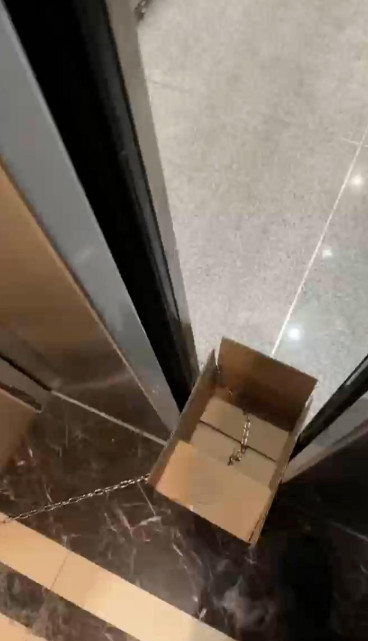 广西一孕妇因为觉得电梯的声音太吵，结果竟然用一根锁链把电梯锁在了38楼顶楼！物业