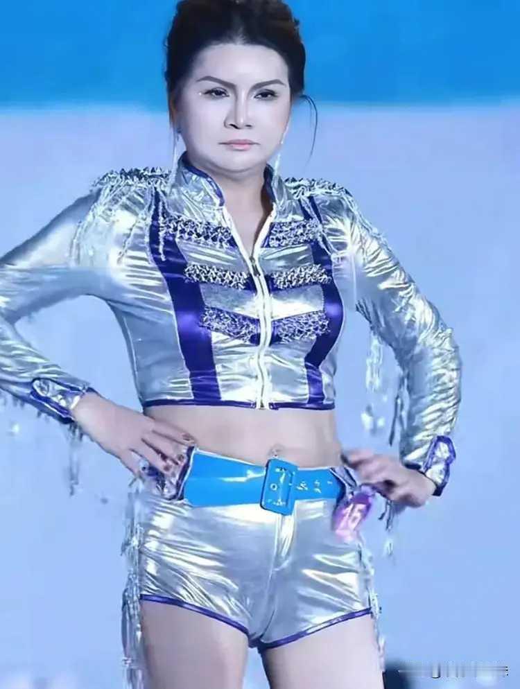 记得多年前香港选美，40多岁的宫雪花参选，获得亚洲小姐桂冠。当时舆情奋慨，人们