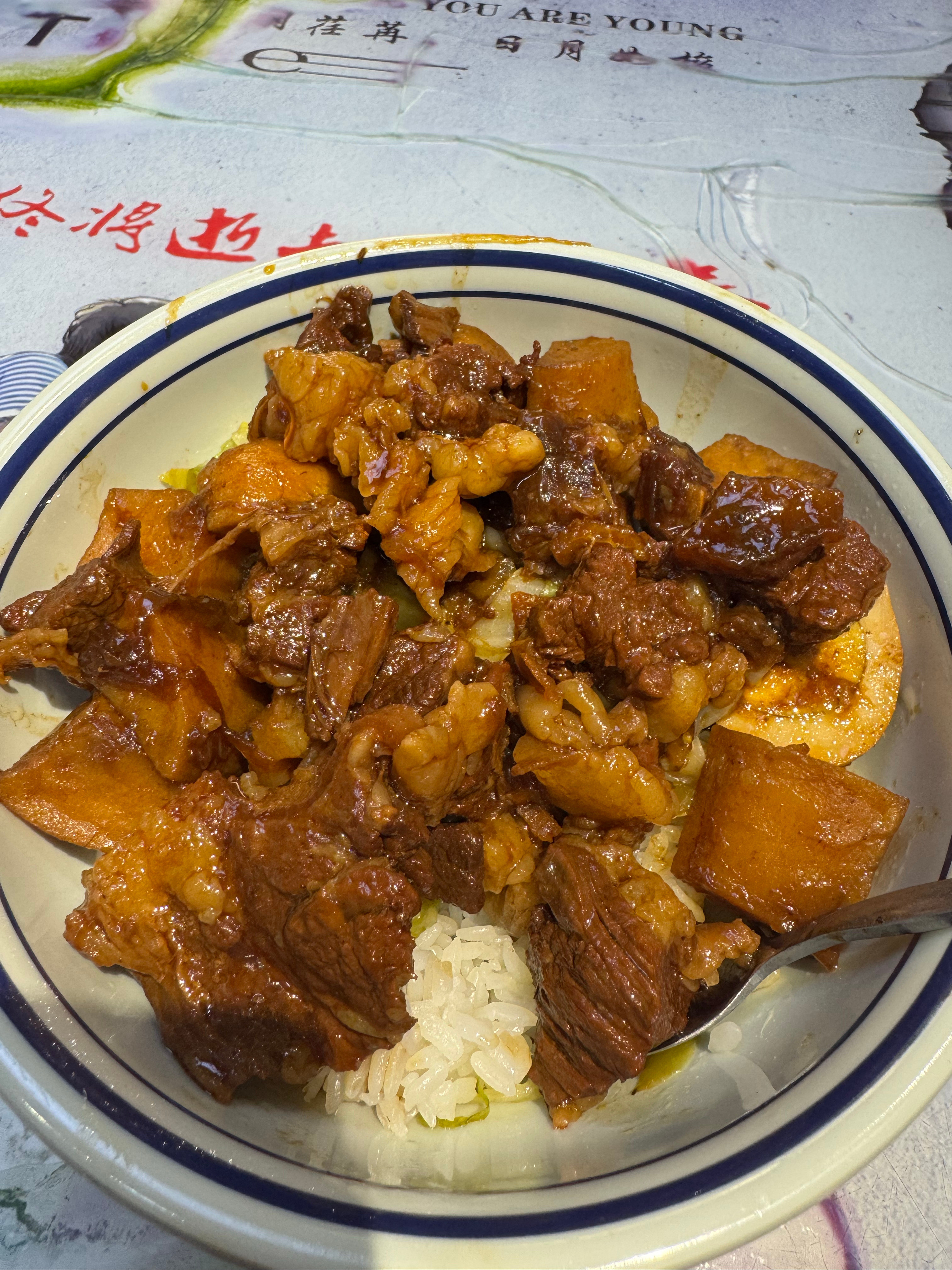 搞起搞起，牛腩饭加肉，你们吃了没？