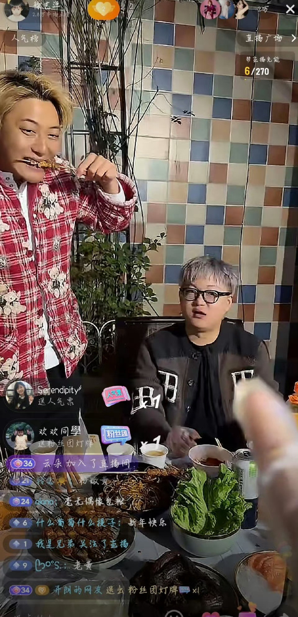 四川女婿黄子韬在家也得穿省服黄子韬完美融入当地人，省服穿在身上毫无违和感啊