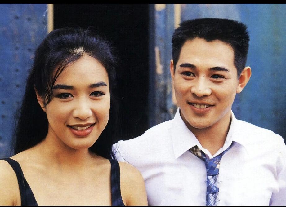 年轻的李连杰留着清爽的小平头，阳刚又帅气，妥妥的小鲜肉一枚。那时的钟丽缇，肤白