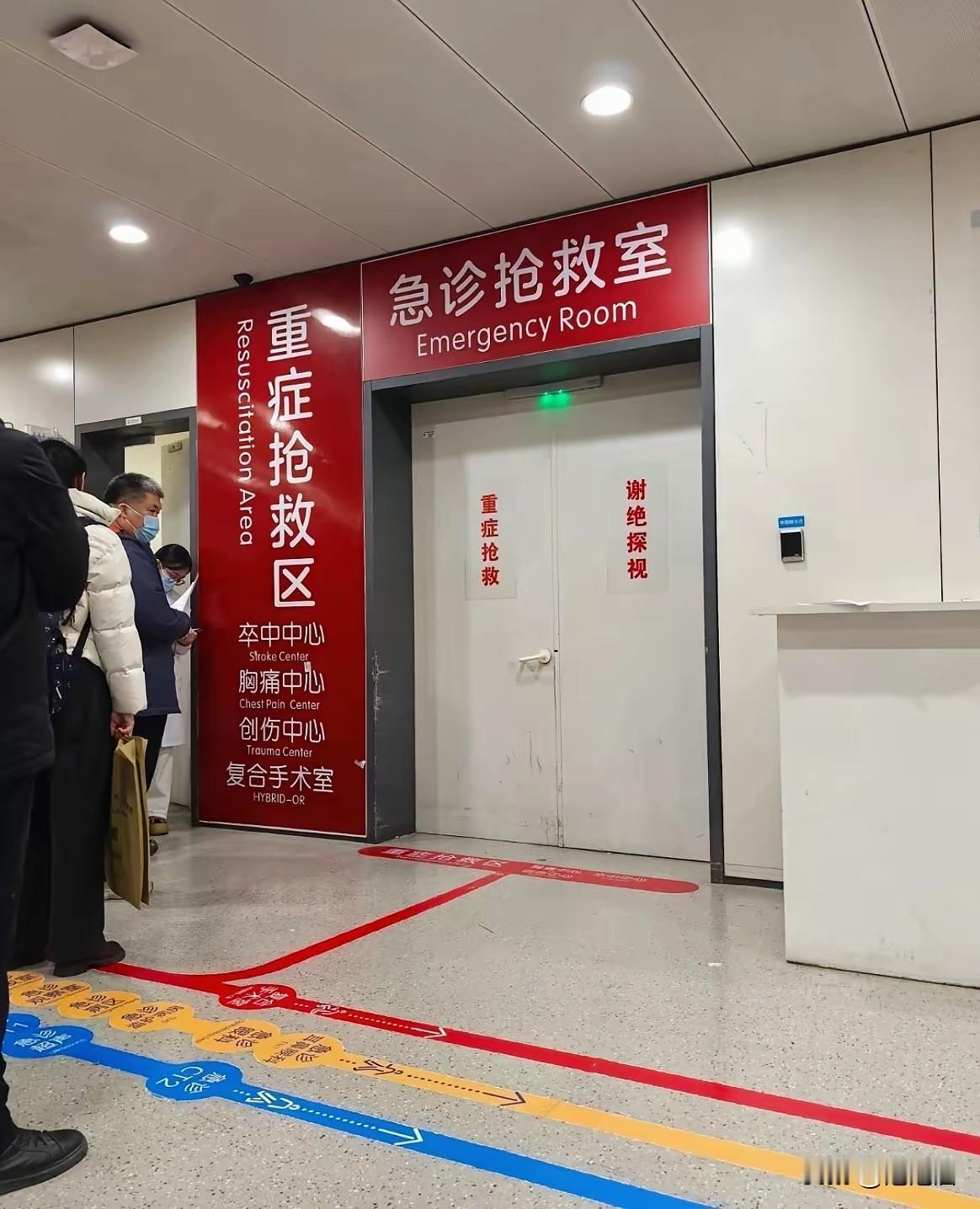 不作死就不会死，昨晚小区一个年轻女子猝死了，才27岁未婚，今天他父母来收拾她的