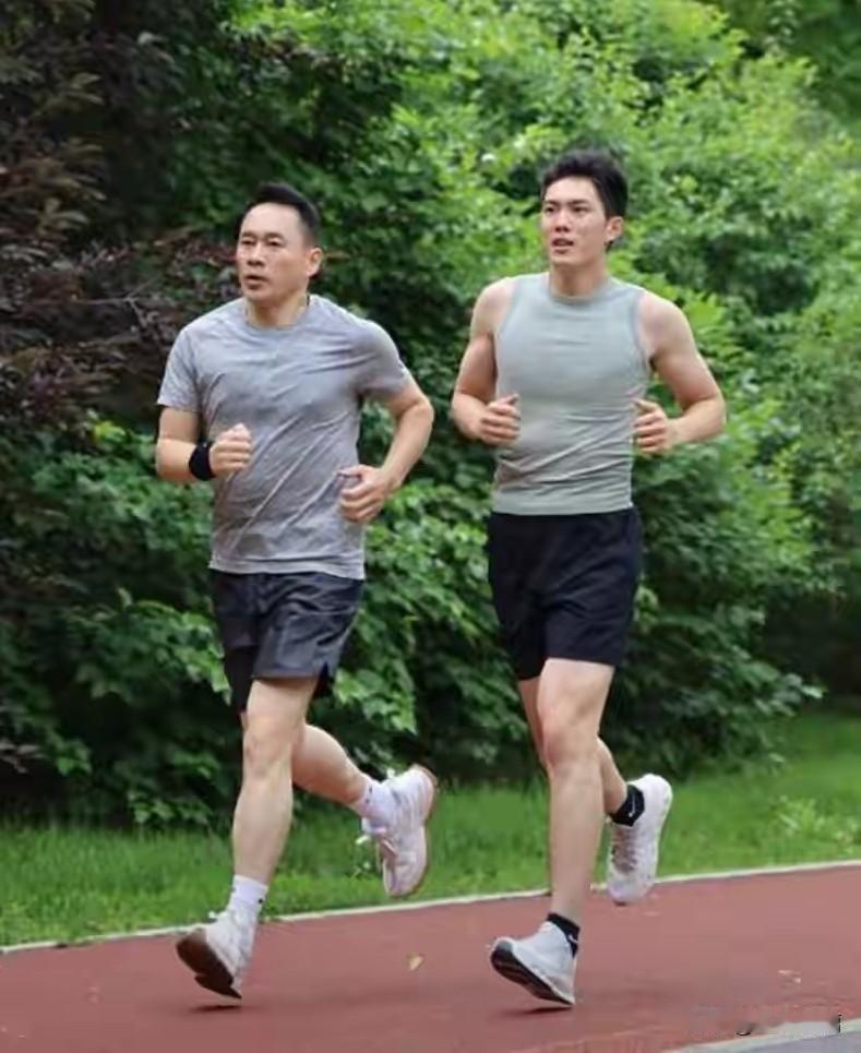 这爷俩可以，都属于肌肉男的类型。所以一家人找准赛道了，组团儿短视频自媒体。武