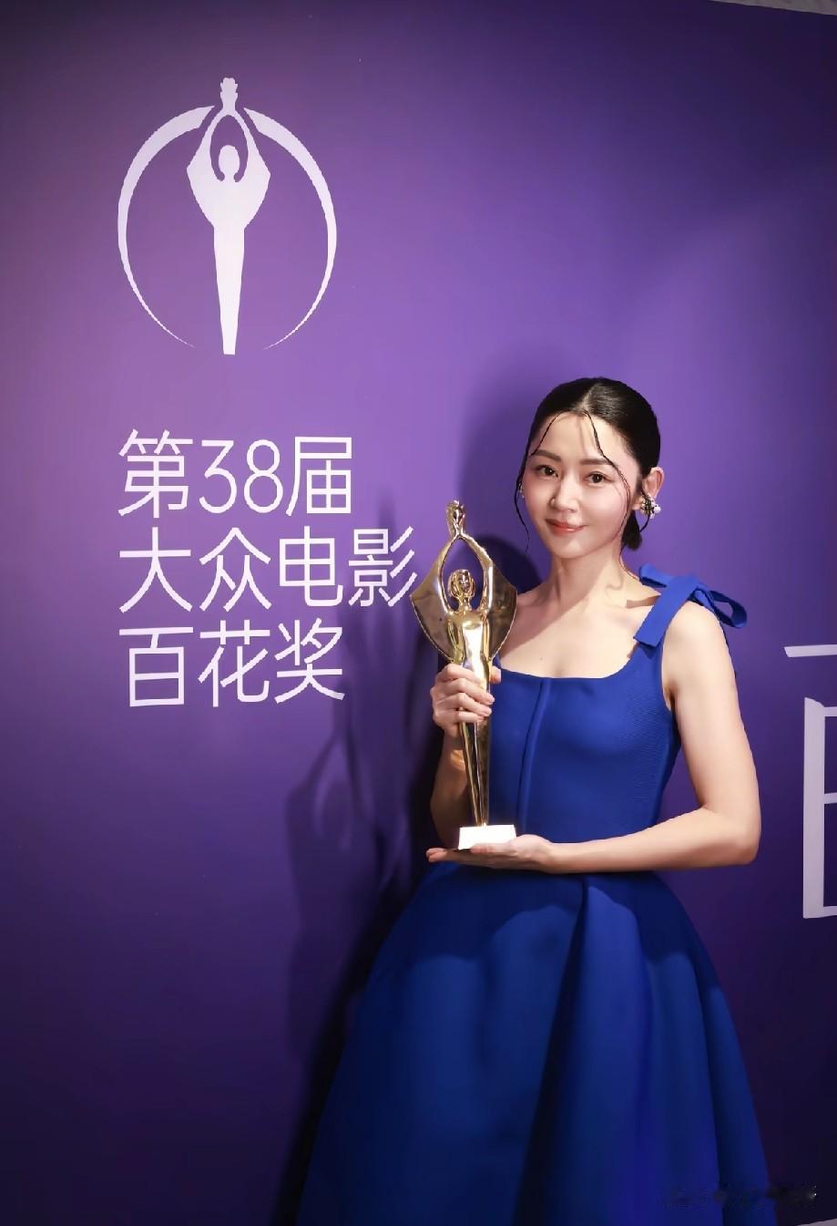 卫诗雅拿下百花影后，42岁状态太惊艳，网友：看着像二十出头小姑娘第38届大