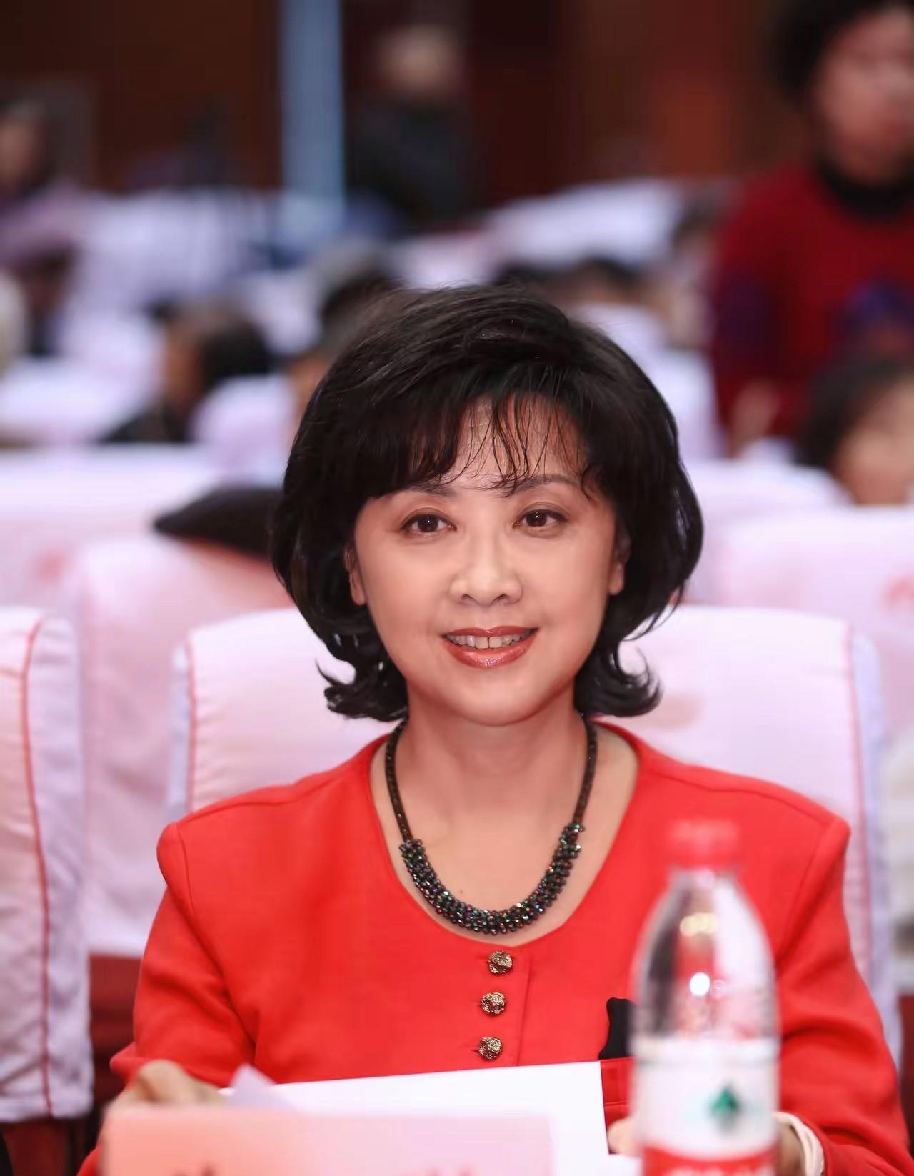 这应该是国内最优雅最有气质的老奶奶了，70多岁了还是那么有魅力，喜欢她这个齐肩发