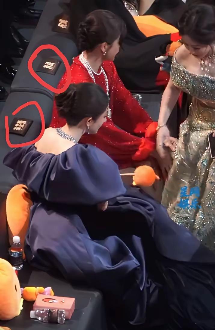 微博之夜，杨幂成了众矢之的，一场座位罗生门引爆舆论。官方原座位图显示，一张