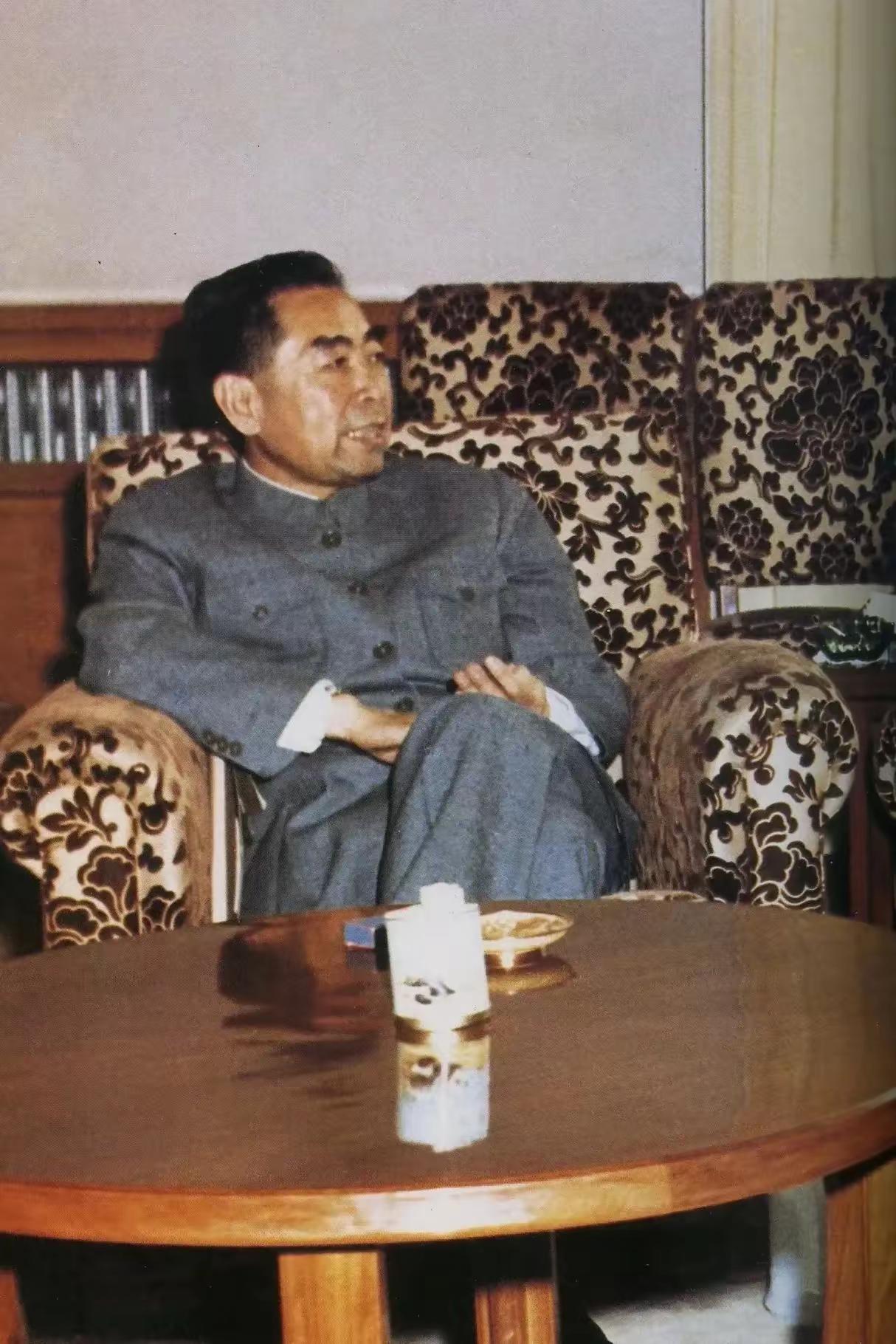 1964年初，周总理在京接见了广州工业方面同志，期间，周总理叫工作人员拿来一床化