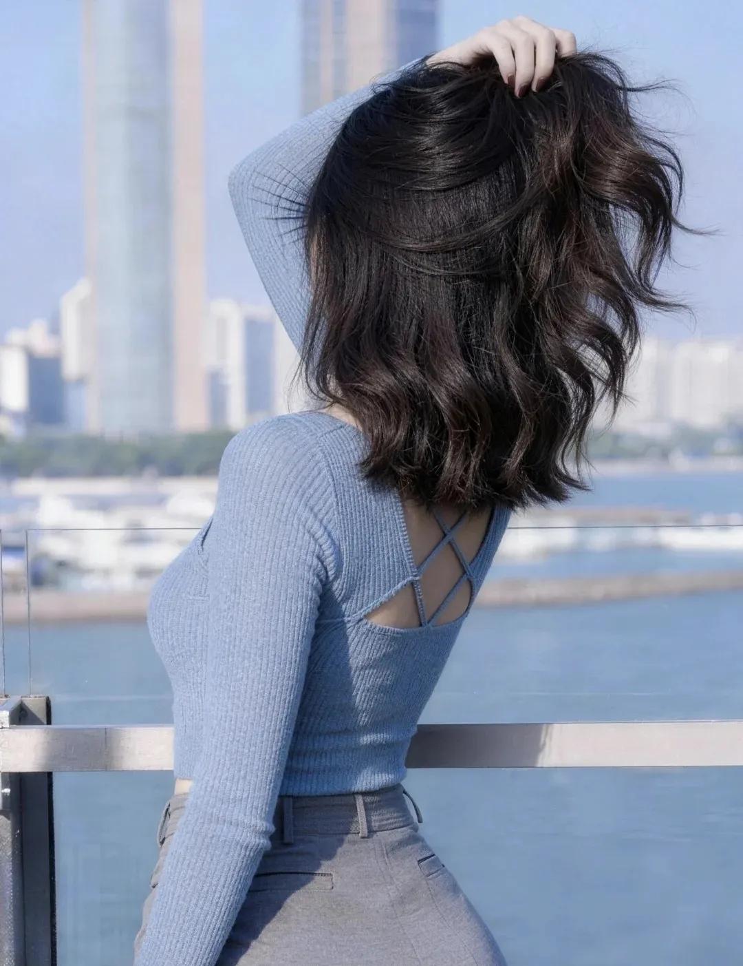 中长发发型，这款发型好看吗中长发女人年纪大了是留长发好看还是短发好看气质款中