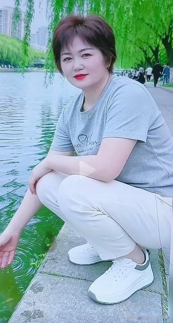 午后，我到公园湖边静坐。阳光洒在波光粼粼的湖面，如碎金闪耀。周围垂柳随风摇曳，偶