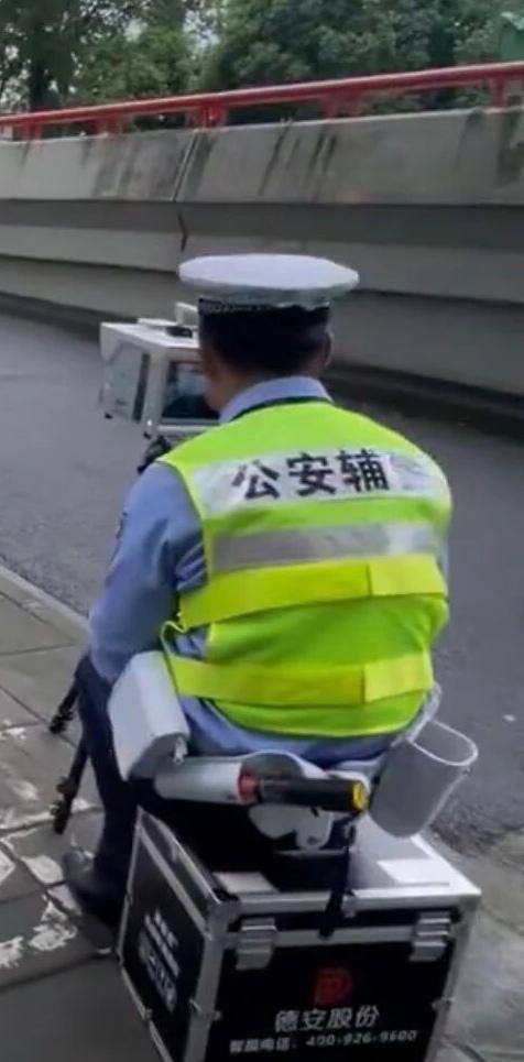 许多扎根基层多年的“老辅警”，凭借丰富的实战经验和深厚的群众基础，总结出了一套行