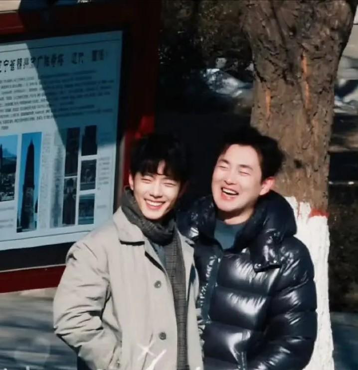 肖战《小城良方》路透，不知道是拍什么情节，笑得挺开心的。看来这几年要看肖战演偶