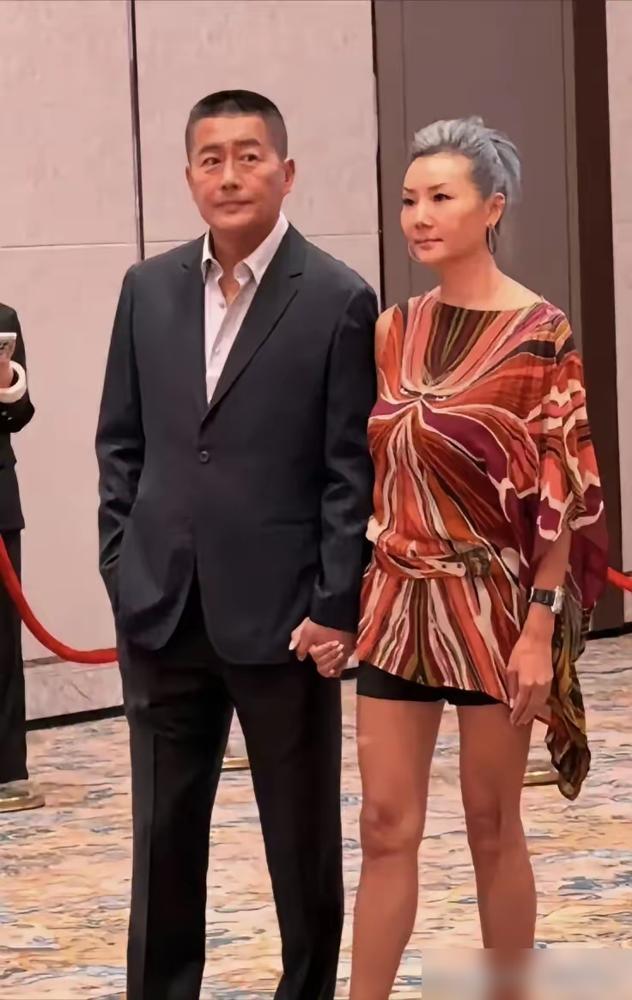 51岁的王玲靠在高曙光肩头，那股溢出屏幕的钞能力和紧致感，直接把发福的江珊衬成了