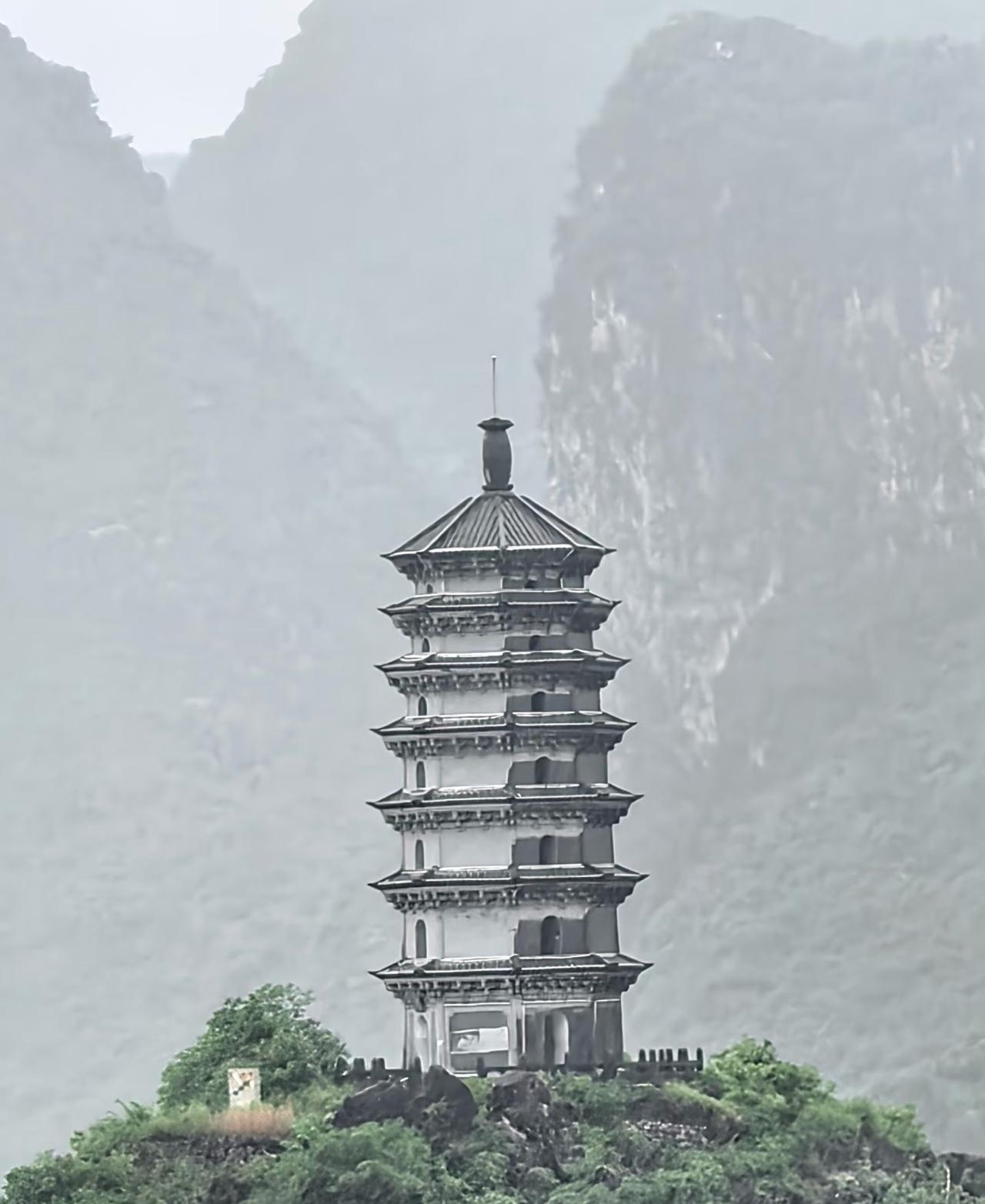 惊人发现桂林塔的风水玄机好大的雨才淋出桂林塔的阴阳八卦☯☯☯阵法。下面的小湖