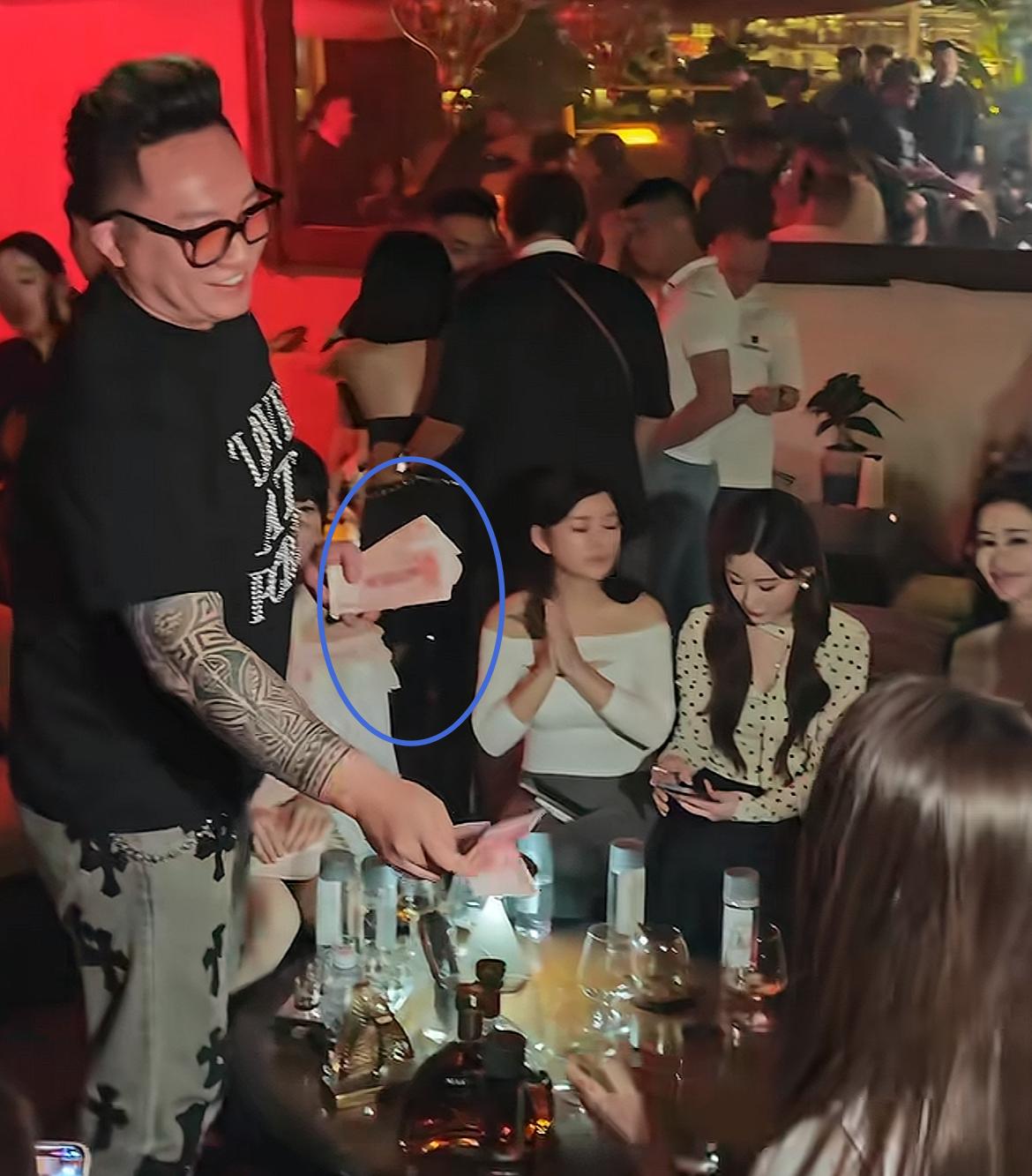 网红“李二狗”又发钱了！现身酒吧太豪横，围着一群女孩，然后与她们每个人玩剪子包袱