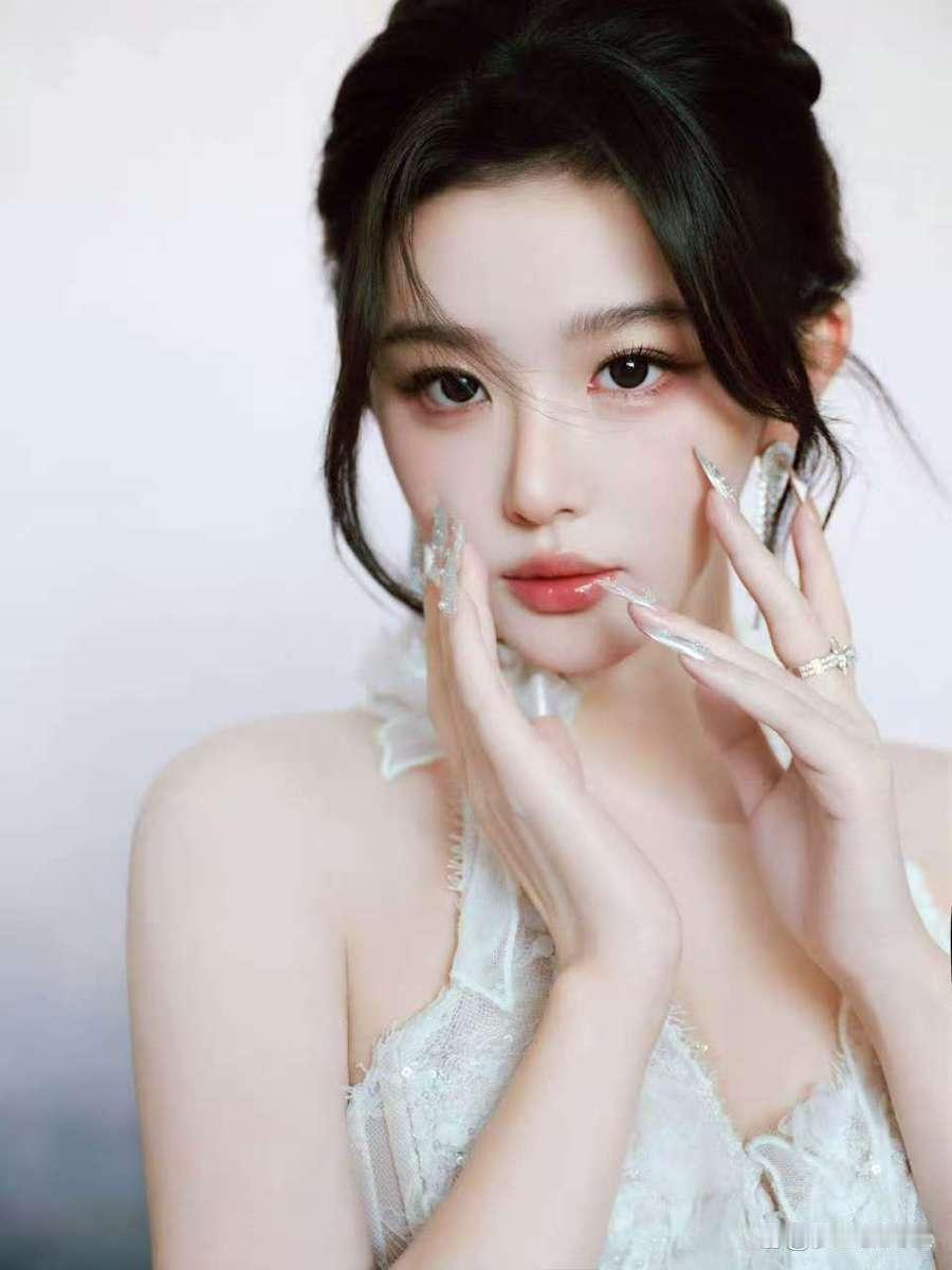 柳腰春风过，百鸟随香走