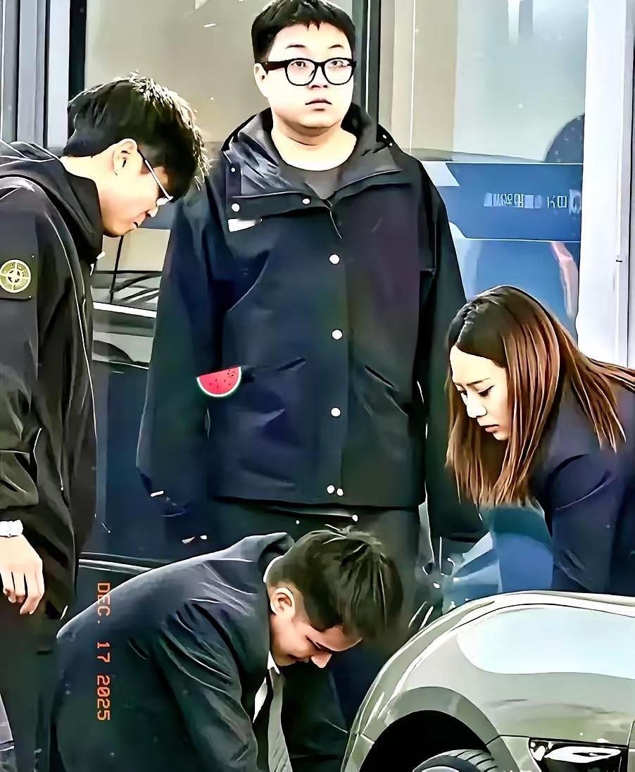 该心疼这个肇事者，还是心疼死者呢？肇事者“清澈且愚蠢”的眼神仿佛透着“不关我