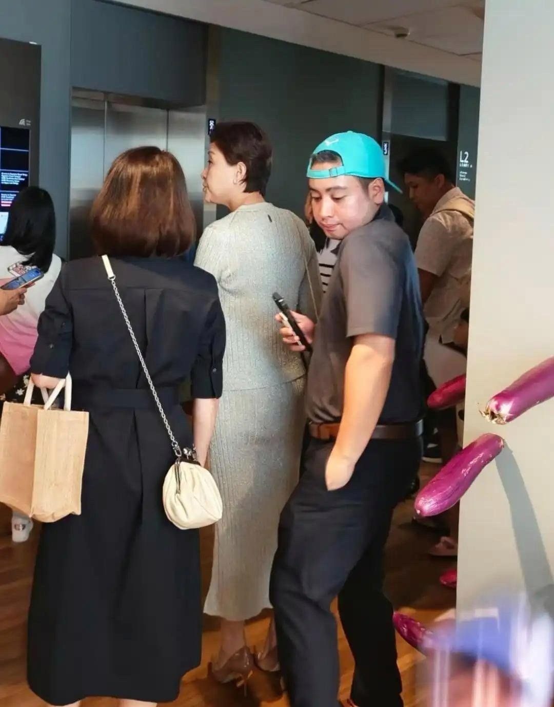 57岁杨澜在新加坡被偶遇，打扮超贵气，就是胖了点，体态欠佳还脖子前倾，脸部显老，