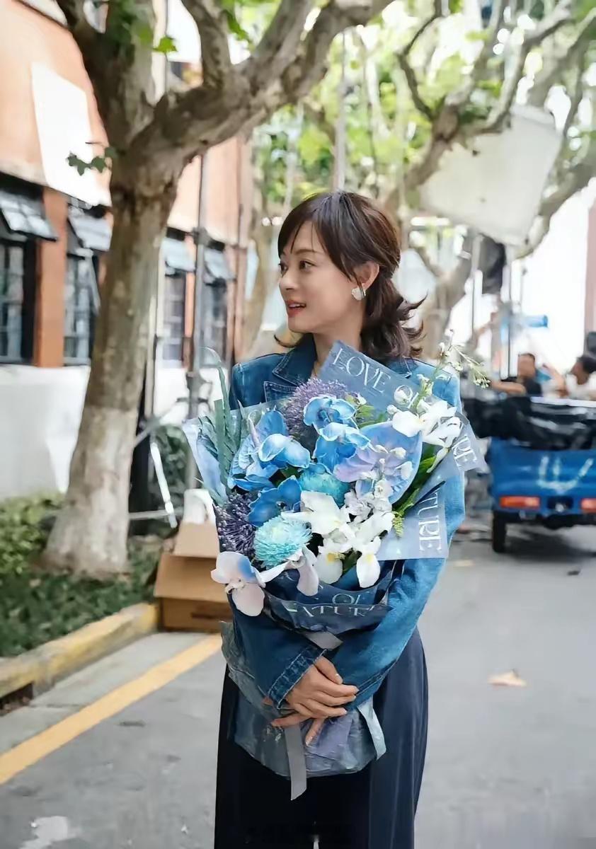 孙俪在她的新剧《三十九二十八》中展现了长发造型，从预告片来看，妆造和剧本值得期待