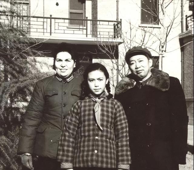 1965年，55岁的刘亚楼因为操劳工作，英年早逝。离世前，他叮嘱小自己15岁的混