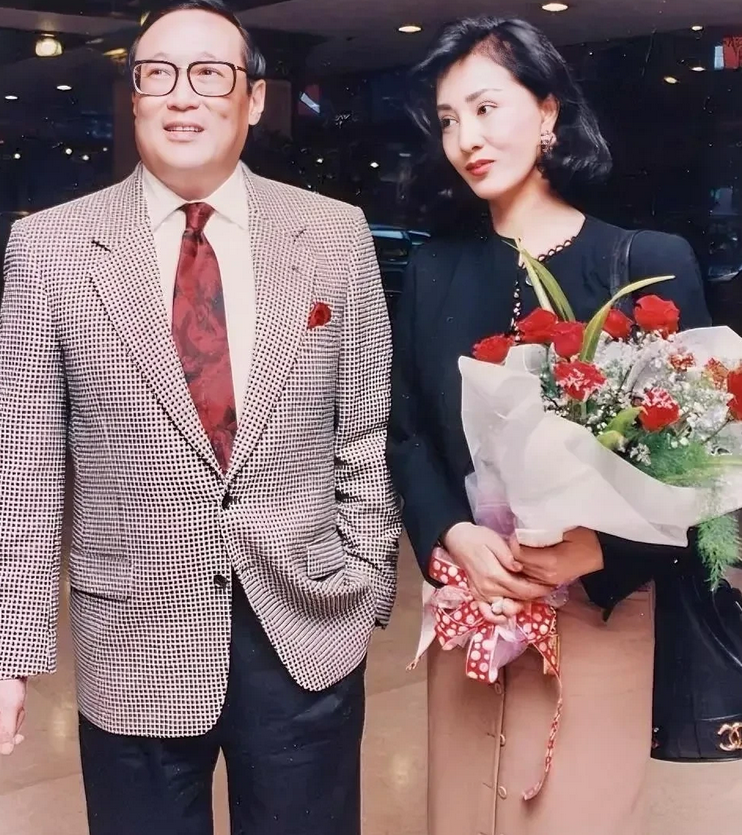 有一回，香港富豪赵世光拿着一千多万想跟老婆何莉莉离婚，但何莉莉死活不同意，她说：