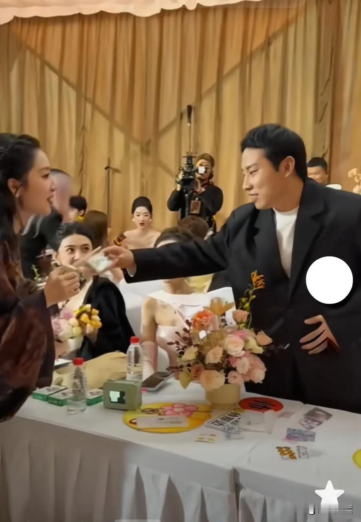 徐志胜还是很受美女们欢迎的，可惜没有绯闻，太让人遗憾了，没有绯闻的明星不是