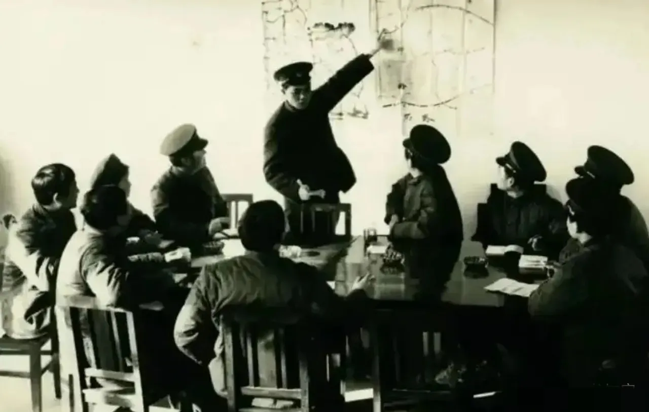 1941年，戴笠命令心腹韦贤全力抓住李克农。谁知，韦贤见到李克农后，低头哈腰，敬