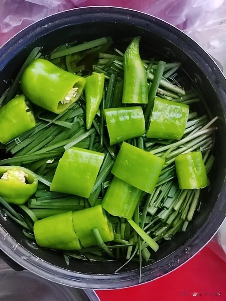 可能是从小命苦的原因吧！我特别喜欢吃韭菜，不管是馅饼还是水饺，或者是炒韭菜