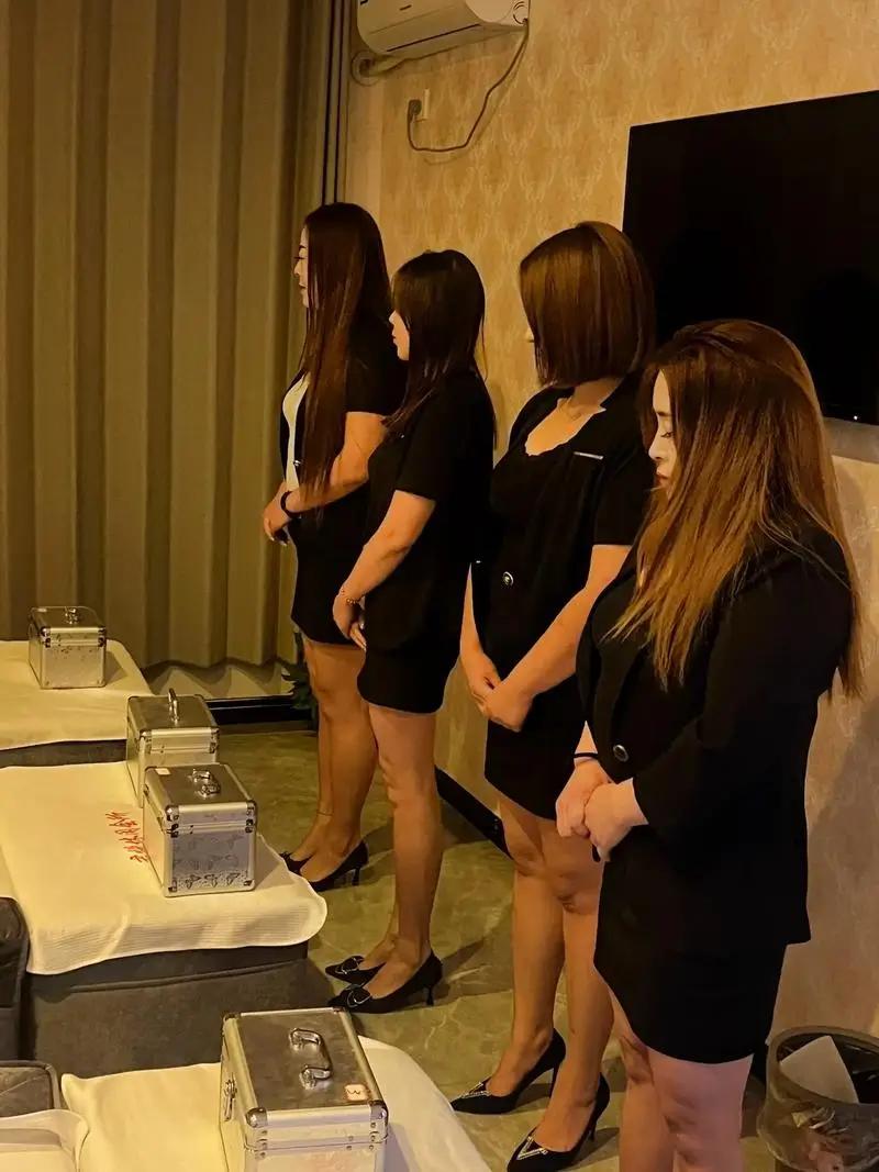 一位足浴店老板娘说:女技师给客人搓澡的时候，不该搓的地方千万不要搓。无论客人怎