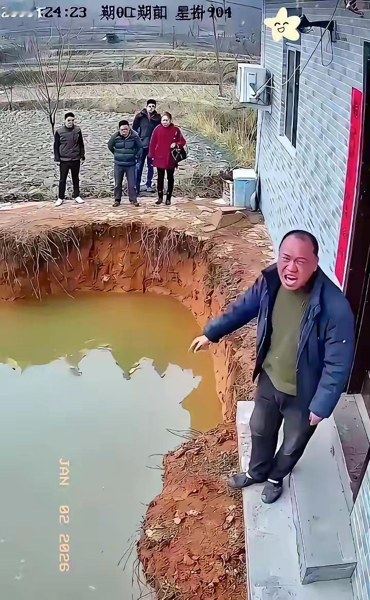 广西一邻居为3米通道百般阻挠建房，结果对方直接挖成鱼塘，他当场傻眼！为了三