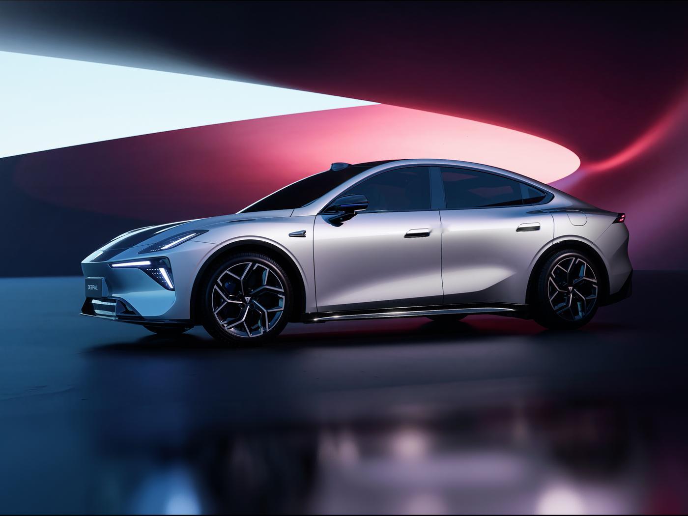 深蓝L06预售价13.99万元起，果然跟我猜想的差不多，这车全系标配磁流变悬架，