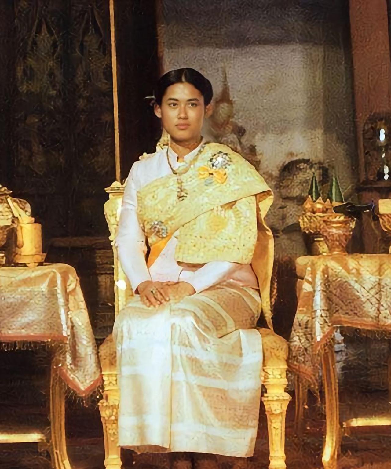 诗琳通曾经是女王储，跟玛哈拥有同等继承权1977年，拉玛九世国王普密蓬破例册封