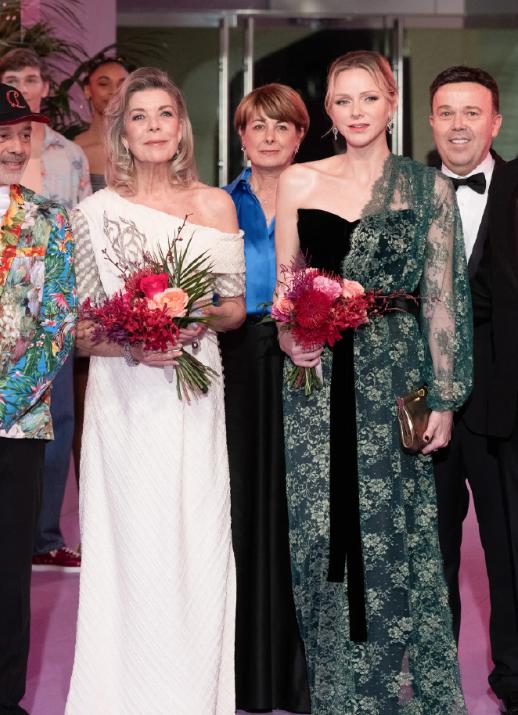 母慈子孝，威廉王子和卡米拉王后相处的很好，哈里王子回归王室无望。戴安娜王妃并不